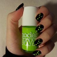 black-base-challenge-neon-green-dots-manicure-nail-art-2